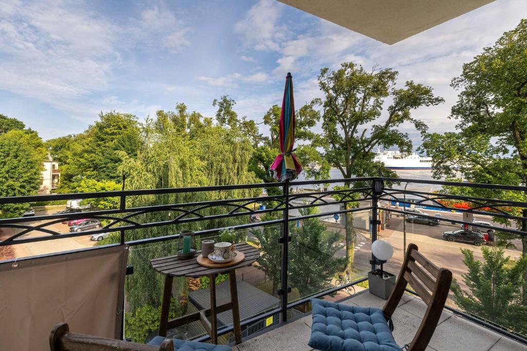 Apartment with a River View Parking & Balcony by Noclegi Renters, Svinoústí