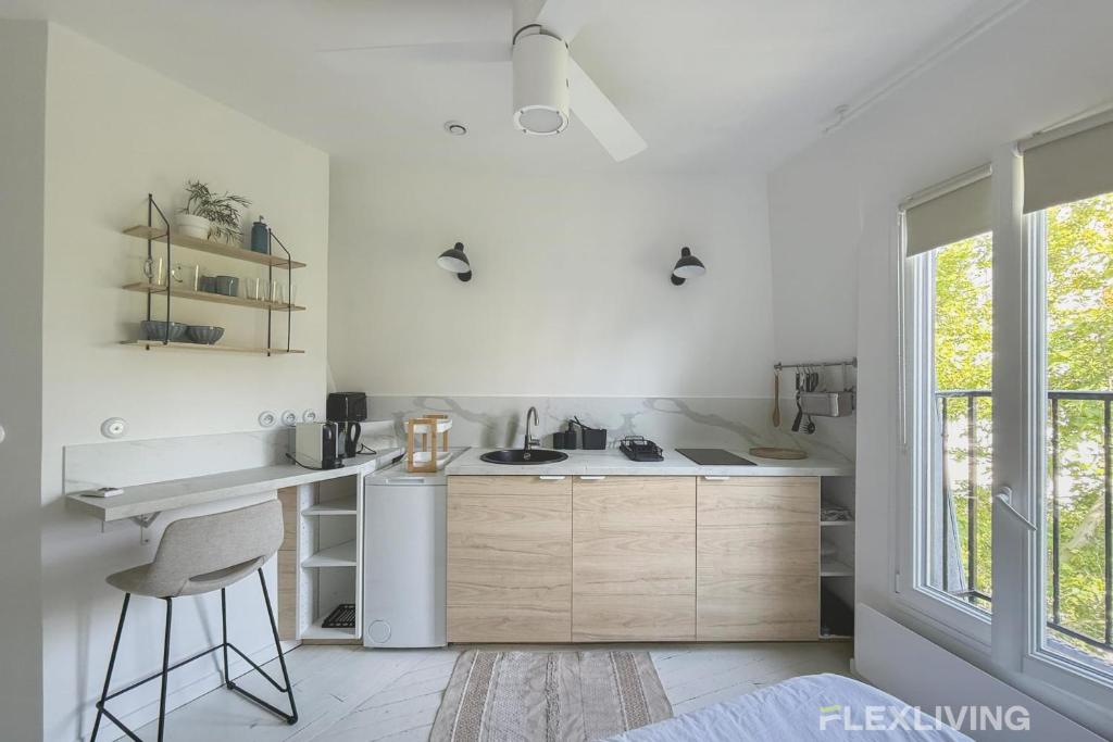 Bright Studio with Open View Voltaire 11th - 3