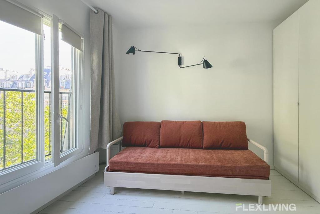 Bright Studio with Open View Voltaire 11th - 1