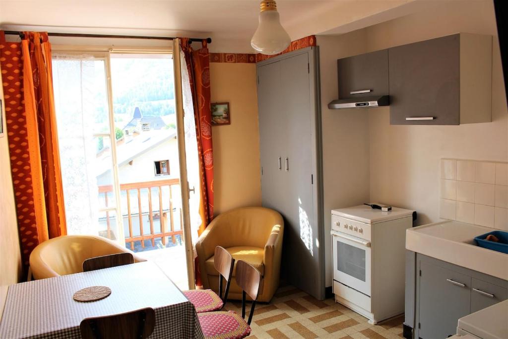 Appartement 2 chambres avec balcon et vue sur montagnes - 3