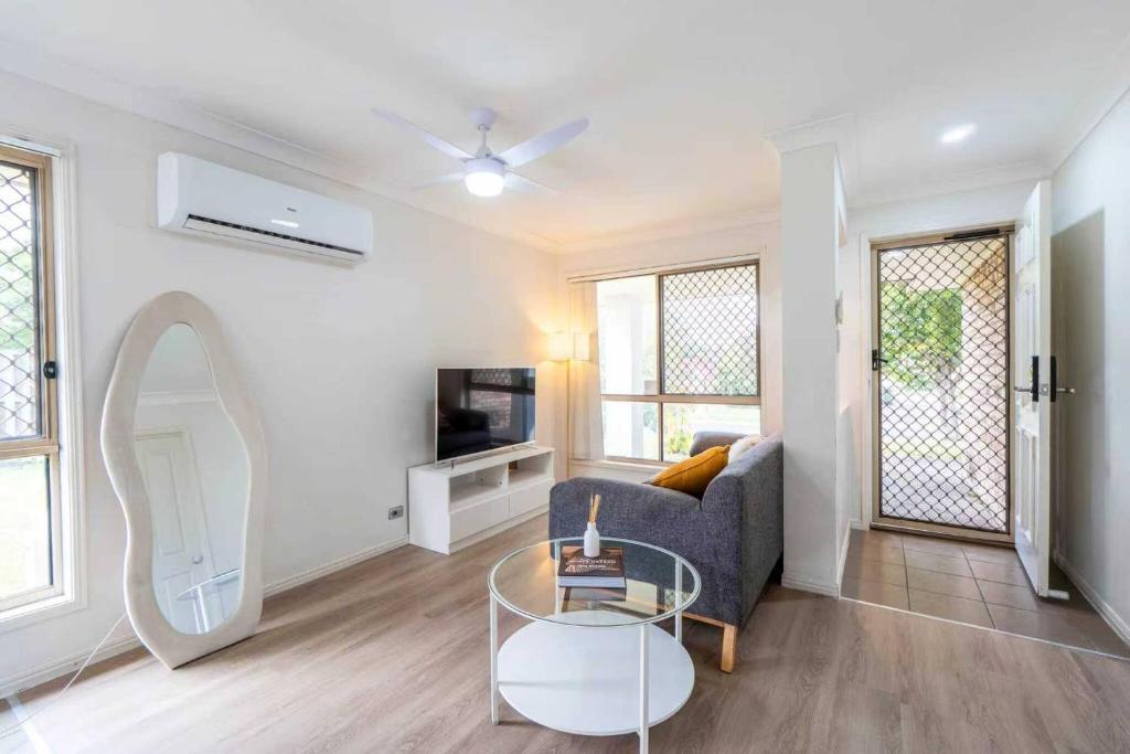 Simple and Comfy Family Home between BNE and Ipswich, Bellbird Park