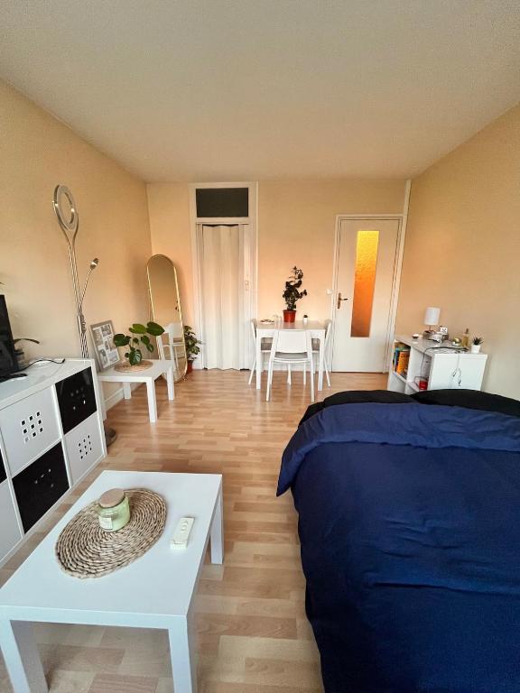 Calm, garden view stay near Paris and the Seine, Puteaux