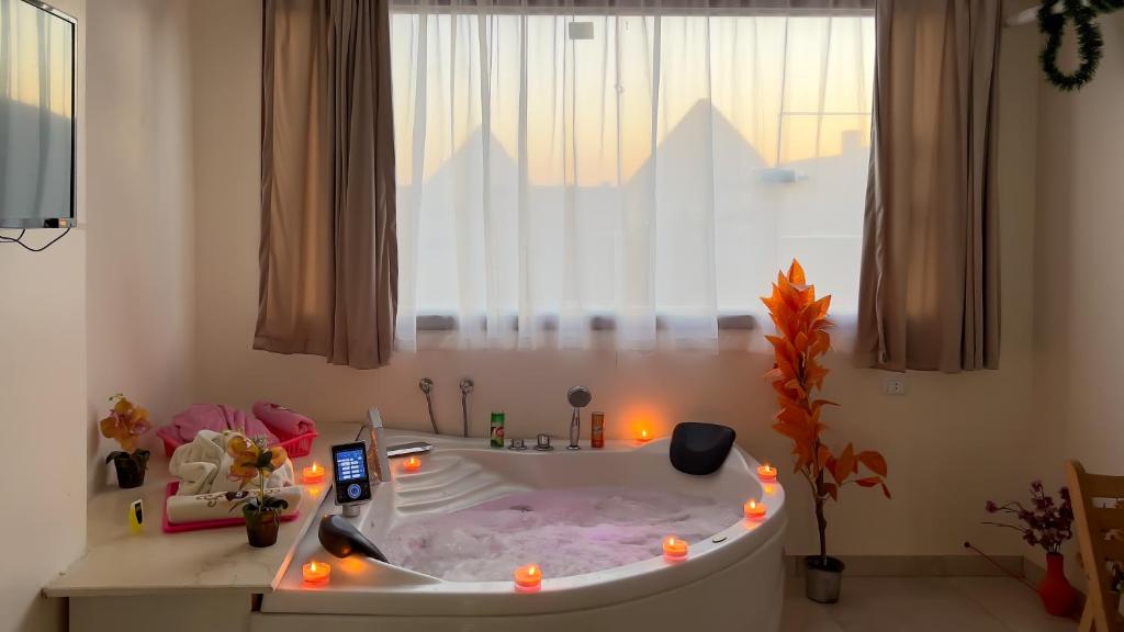 Luxury Giza pyramids view & jacuzzi, Káhira
