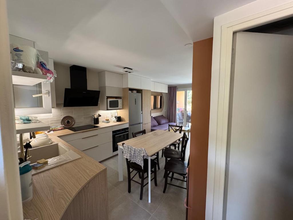 Giens T3, air-conditioned, ground floor, garden, direct beach access - 4