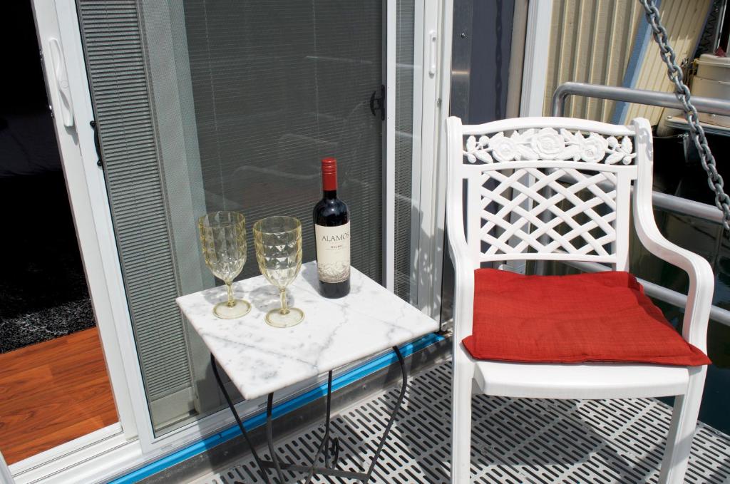 A Float Home B&B in Fisherman’s Wharf photo