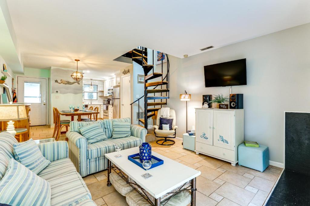 about 1 Block to Bethany Beach, Retreat with Pool Access, Bethany Beach
