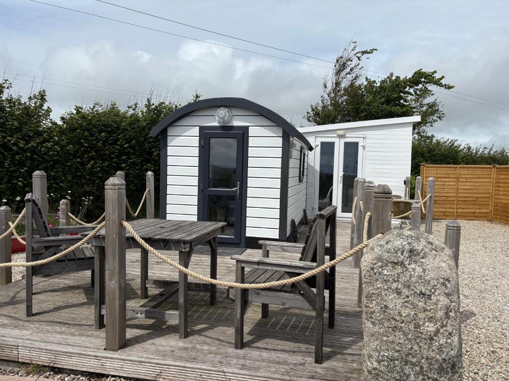 Estuary View - Cosy Shepherds Hut for Two with Private Facilities, Kingsbridge