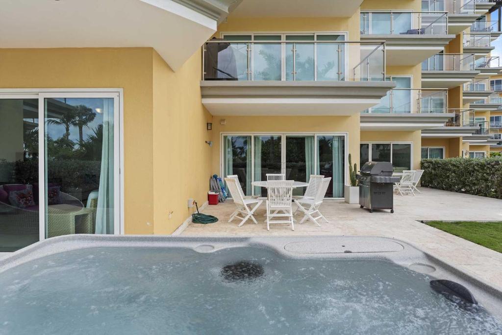 Beachfront - Beach Garden 2BR condo - E124, Palm-Eagle Beach