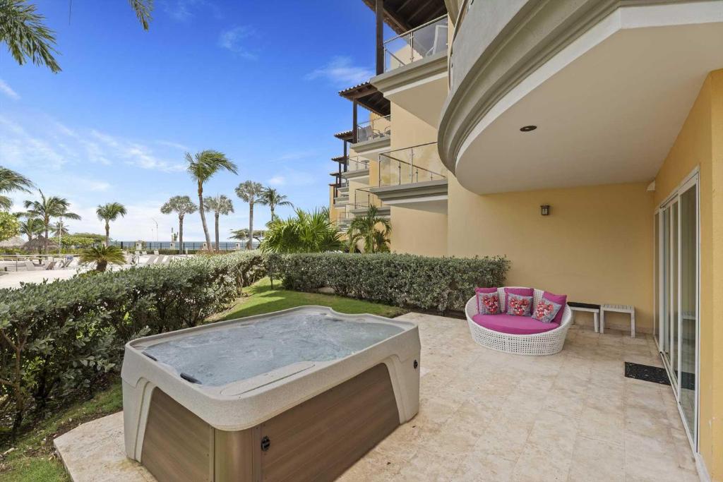 Beachfront - Beach Garden 1BR condo - E124-2, Palm-Eagle Beach