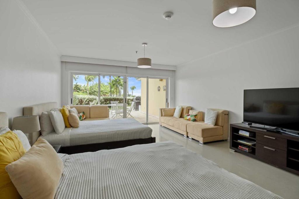 Beachfront - Beach Garden Studio - E124-1, Palm-Eagle Beach