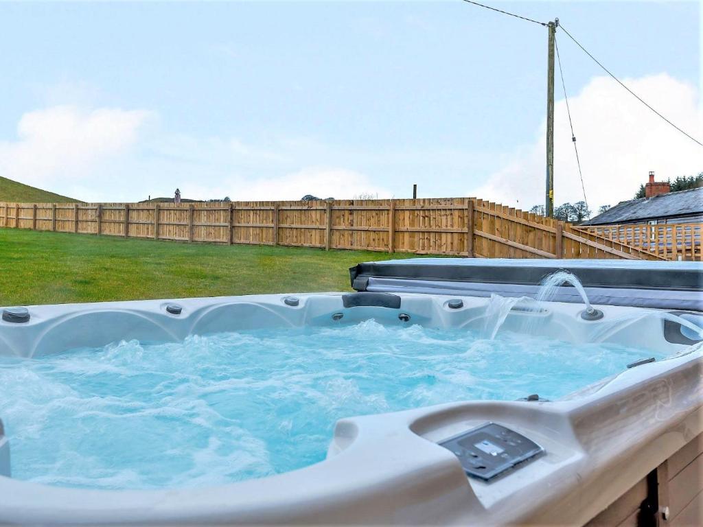 4 Bed in Llandrindod Wells 86118, Llanbadarn-fynydd