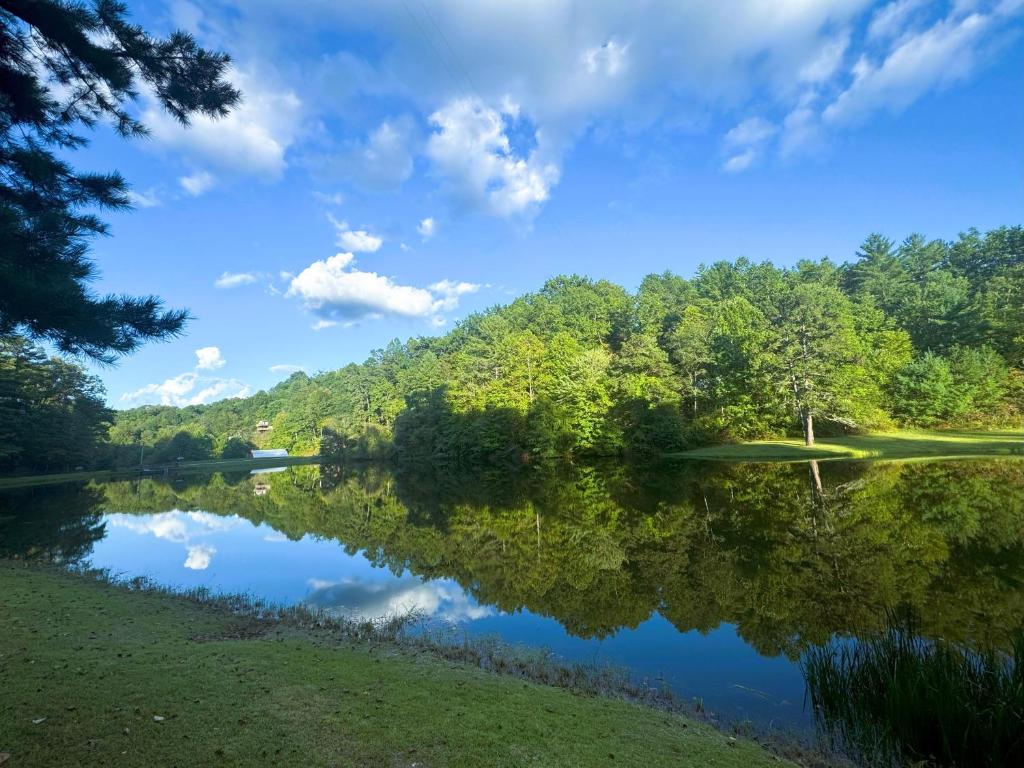 Mallard Cove - lakeside pet friendly, Robbinsville