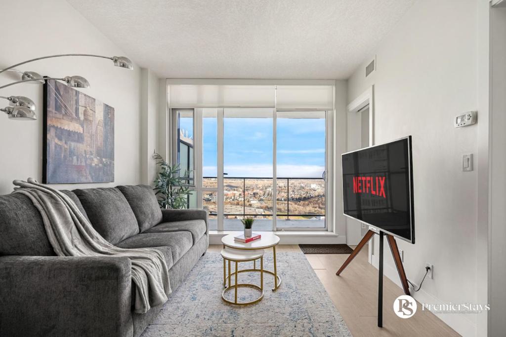 Executive Suite on the 31st Floor Queen Bed with Sofa Bed Free Parking BBQ, Calgary