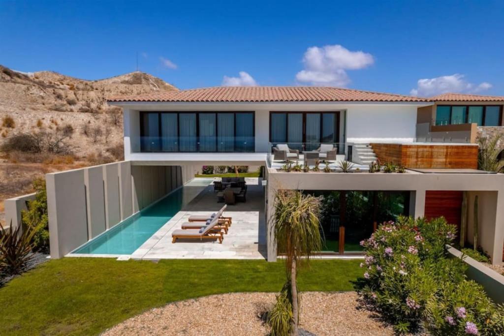 Cozy Lux Villa with Pool and Jacuzzi, near Golf Course - 3