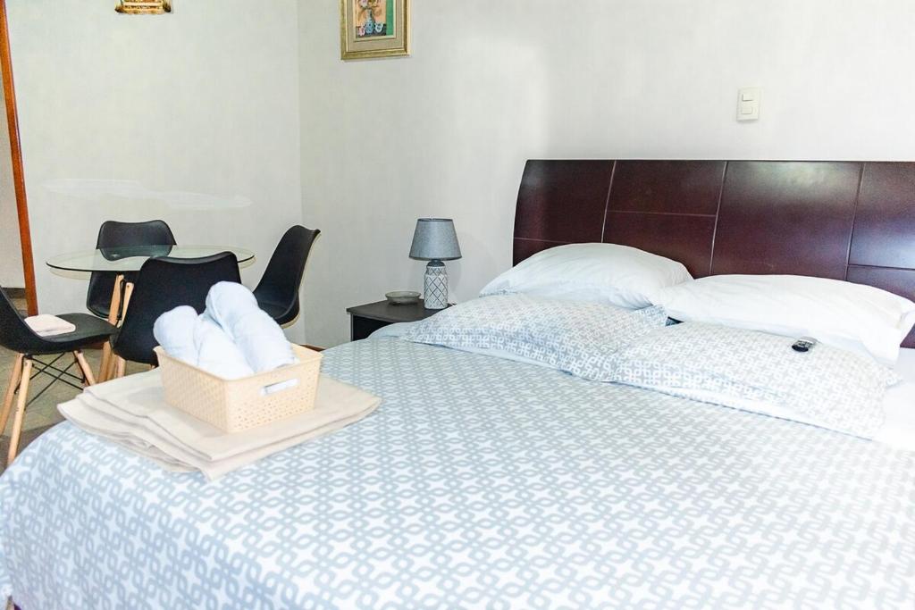 Suite on second floor in residential area with excellent location, Cuenca