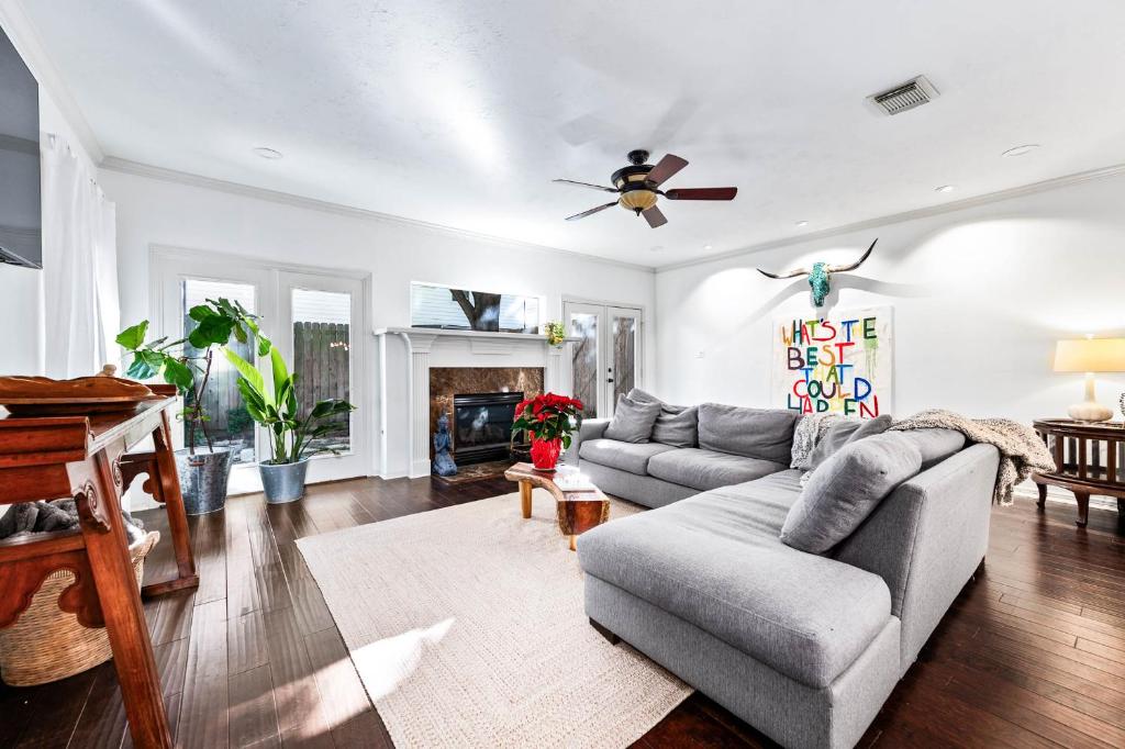 Updated Home, Zen Vibe, 3BR w Cowboy Pool, Houston