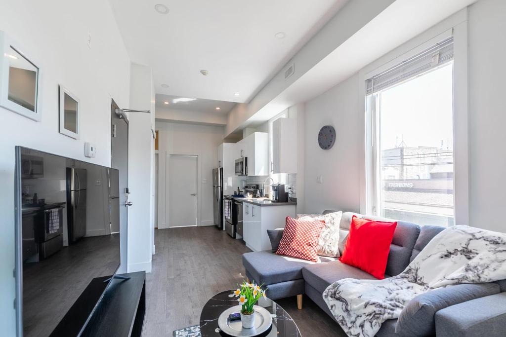 Modern & Bright 2BR Suite - StayStreet Suites, Toronto