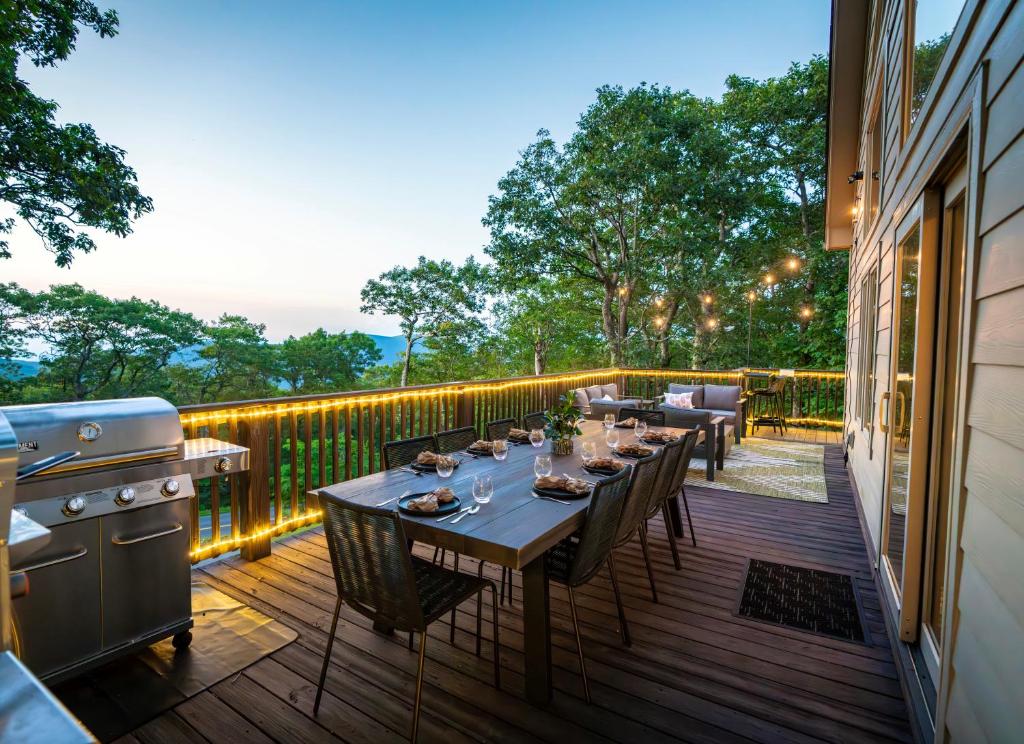 Elegant Mountain Escape, Family Friendly - 4 Outdoor Areas, Massage Room, Sauna, Hot Tub, Views, Beech Grove