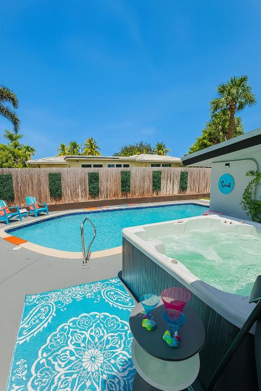 Colorful Heated Pool Home for 10 with Hot Tub, Pizza Oven & More, Fort Lauderdale