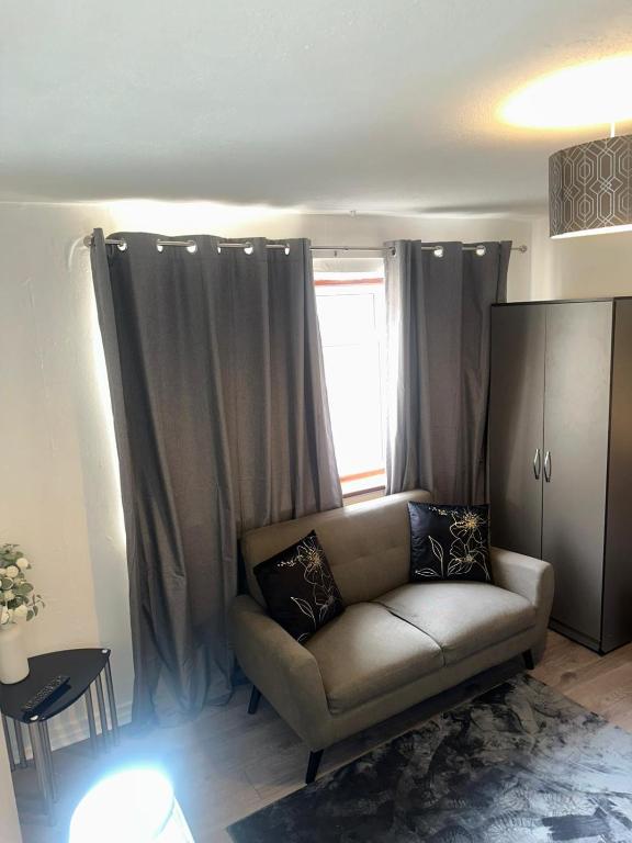 2 Luxury Interconnecting Twin Rooms-Shared Space, Basildon