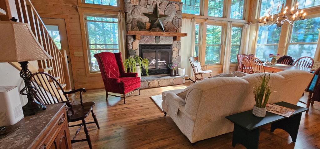 River Bend Escape by Leavetown Vacations, Onaway