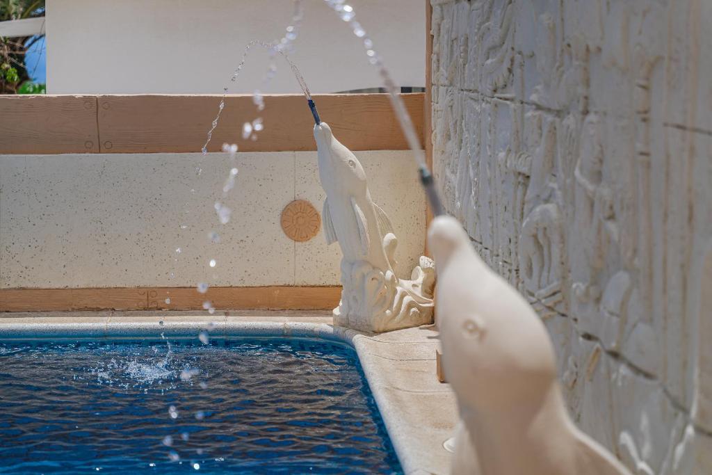 Angel's Poolside Villa - 3