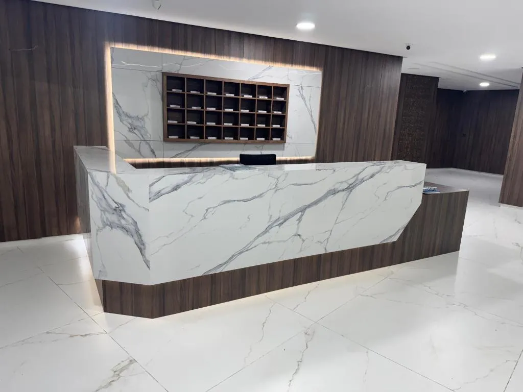 Hôtel la marina، فندق في الحسيمة
