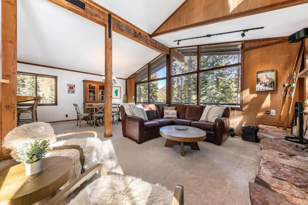 Front and Center at Palisades by Tahoe Getaways - 3BR, Walk to Palisades!, Olympic Valley