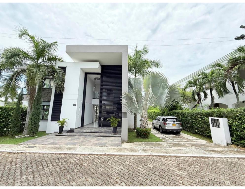 Casa con piscina y BBQ en Lagos del Peñón Girardot - 2