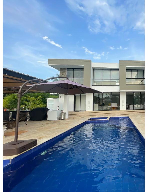 Casa con piscina y BBQ en Lagos del Peñón Girardot - 5