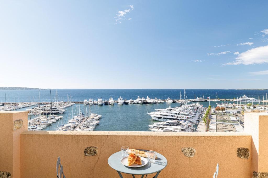 GRAND PALAIS - Beautiful top floor studio - Sea front with AC, Vallauris