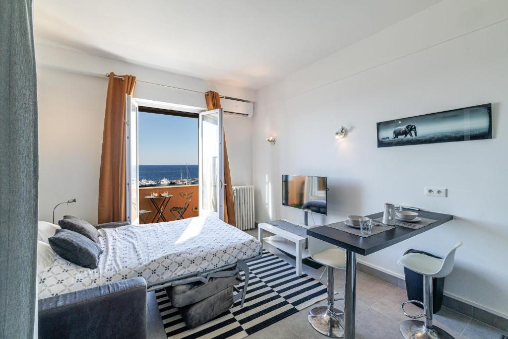GRAND PALAIS - Beautiful top floor studio - Sea front with AC - 3