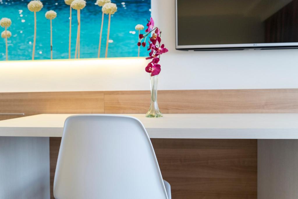 Globales Mediterrani — Hotel rooms in Cala Blanca, Balearic Islands