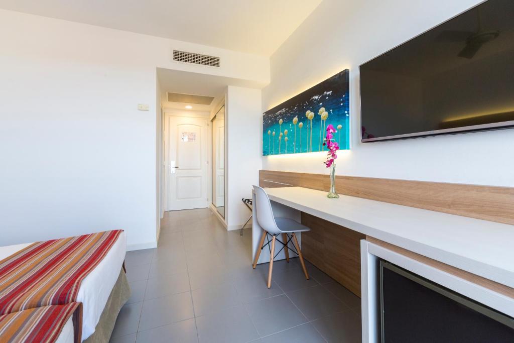 Globales Mediterrani — Hotel rooms in Cala Blanca, Balearic Islands