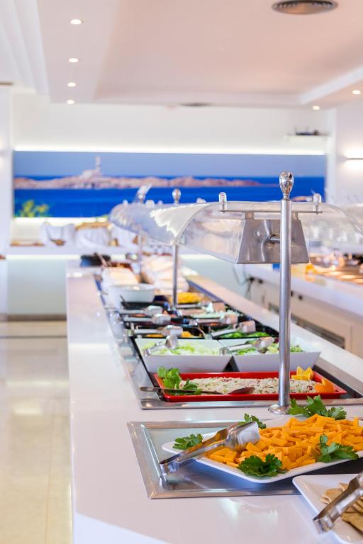 Globales Mediterrani — Restaurant & bars in Cala Blanca, Balearic Islands