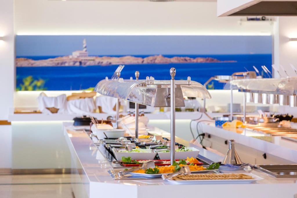 Globales Mediterrani — Restaurant & bars in Cala Blanca, Balearic Islands