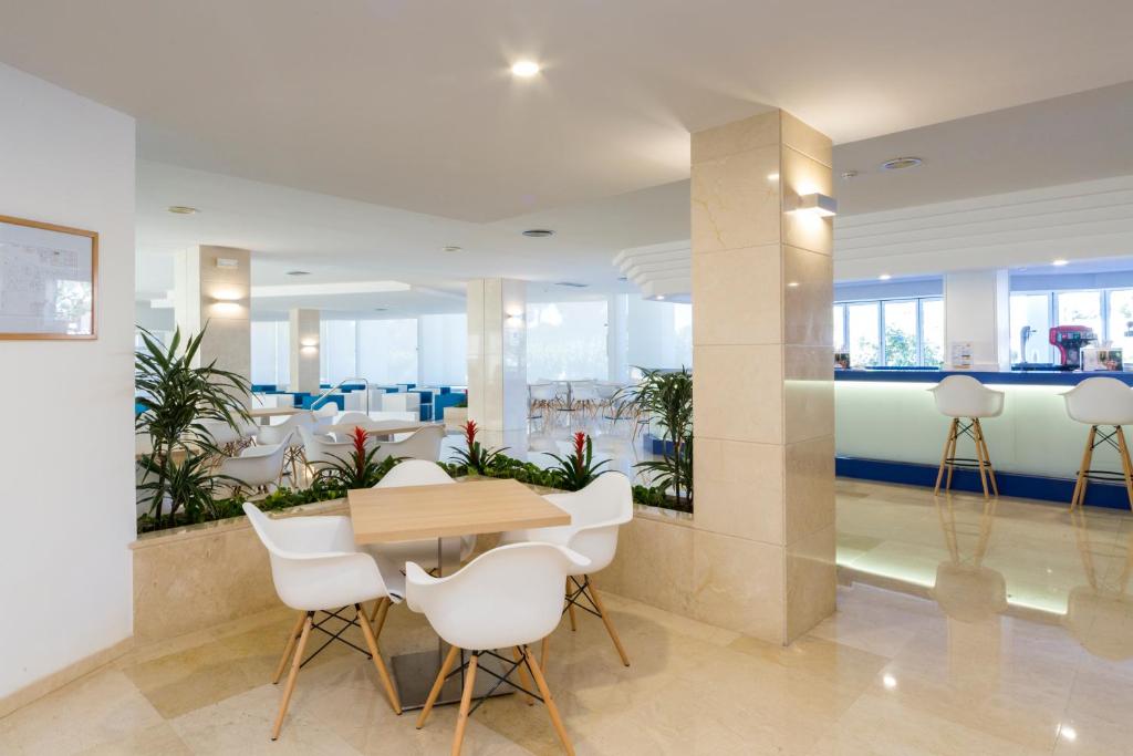 Globales Mediterrani — Restaurant & bars in Cala Blanca, Balearic Islands