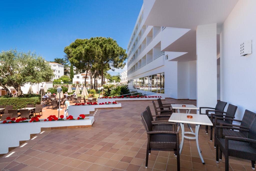 Globales Mediterrani — Hotel building in Cala Blanca, Balearic Islands