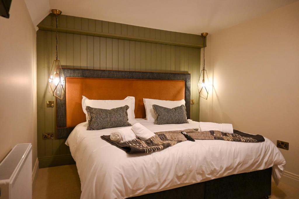 The Apple Inn, Lucker