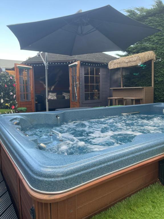Romantic Swiss Cabin Hideaway & Hot Tub Spa Pool, Chandlers Ford