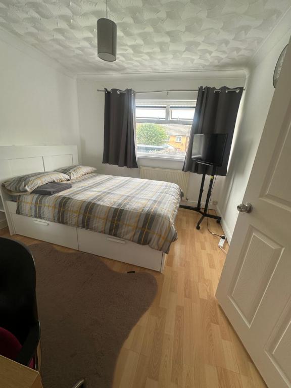 Double Room in a 3-bed house, Havant