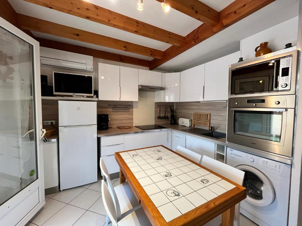 Belle villa d'angle, 6 couchages, cuisine climatisée, 3 chambres terrasse ombragée parking dans résidence sécurisée avec piscine commune, 400 m de la mer, LROND24 - 4