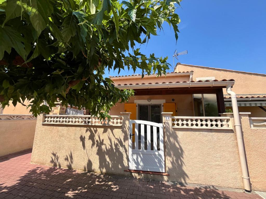 Belle villa d'angle, 6 couchages, cuisine climatisée, 3 chambres terrasse ombragée parking dans résidence sécurisée avec piscine commune, 400 m de la mer, LROND24 - 2