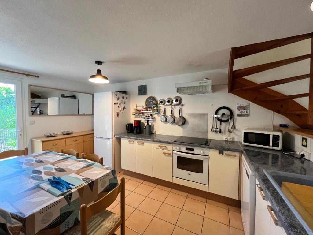 Belle villa entièrement climatisée 4 chambres 10 couchages, fibre WIFI, 2 terrasses parking privatif dans résidence sécurisée piscine commune 800 m de la mer LRCS69 - 5