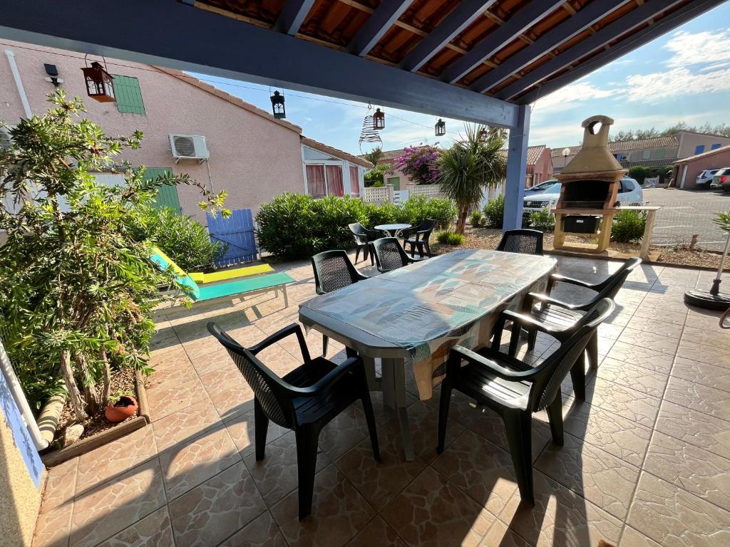 Belle villa entièrement climatisée 4 chambres 10 couchages, fibre WIFI, 2 terrasses parking privatif dans résidence sécurisée piscine commune 800 m de la mer LRCS69 - 2