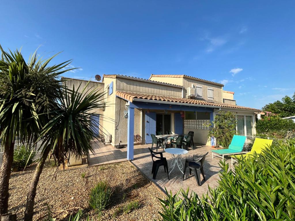 Belle villa entièrement climatisée 4 chambres 10 couchages, fibre WIFI, 2 terrasses parking privatif dans résidence sécurisée piscine commune 800 m de la mer LRCS69 - 1