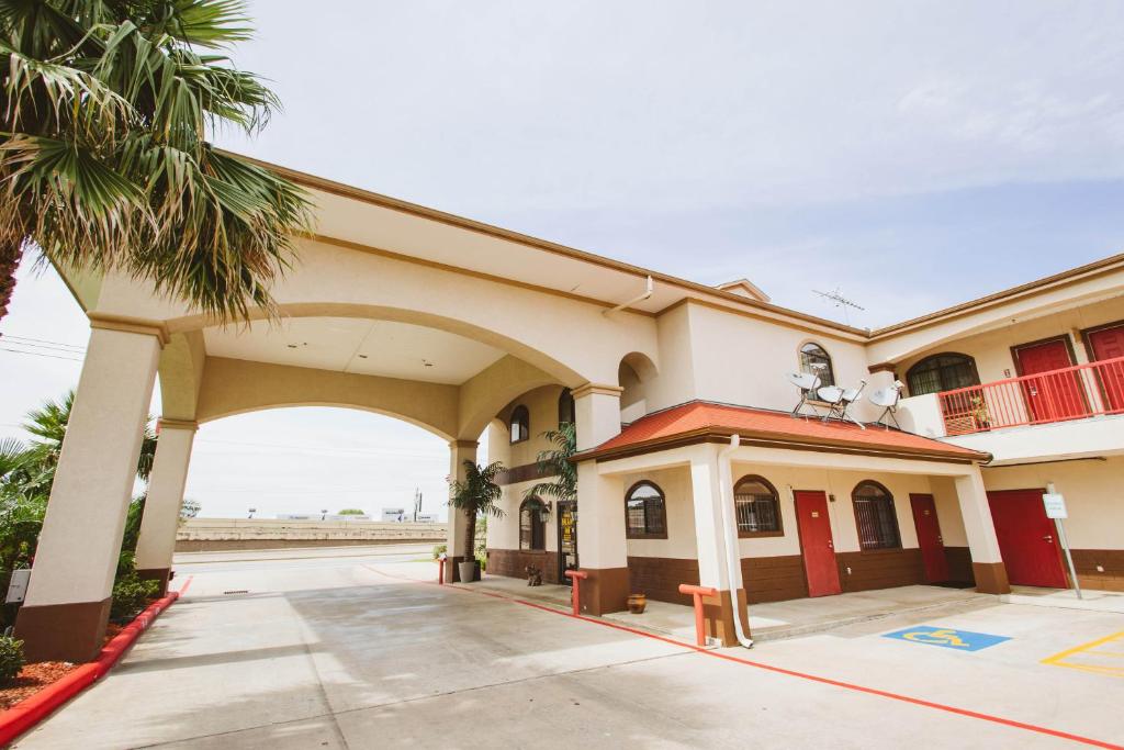 Palace Inn - Baytown I-10 Photo 21