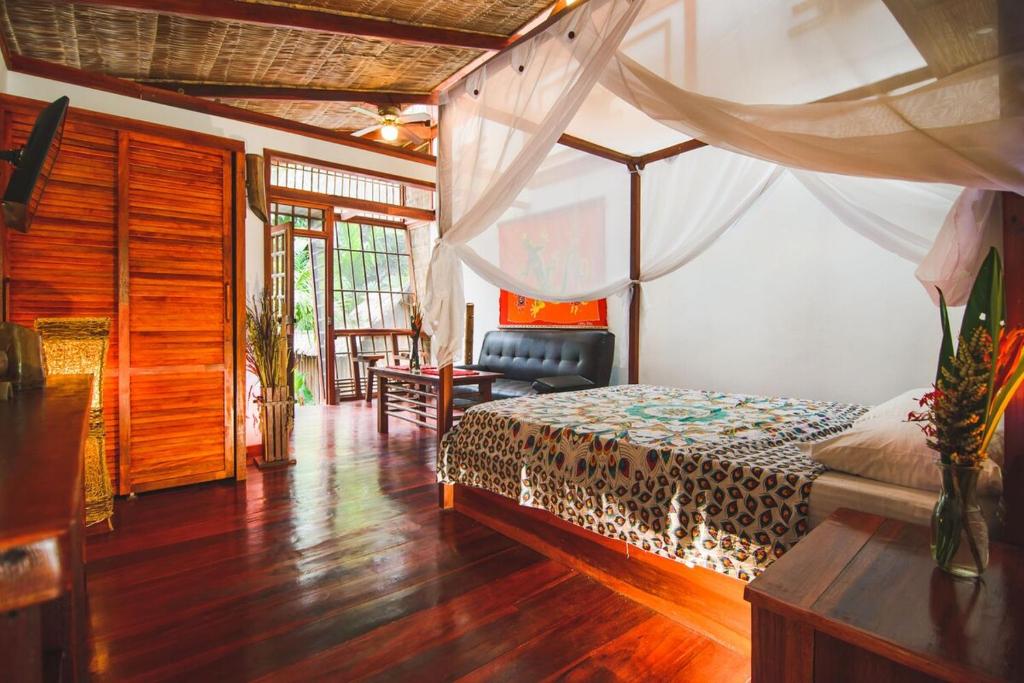 Uva Blue Villas - Villa 2 - Modern 1 Bed Villa - Private Garden, Puerto Viejo