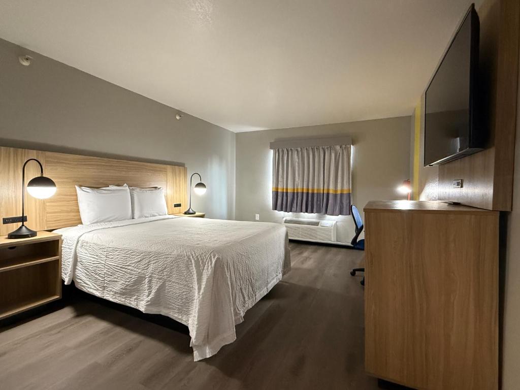Super 8 by Wyndham Richfield/Cleveland