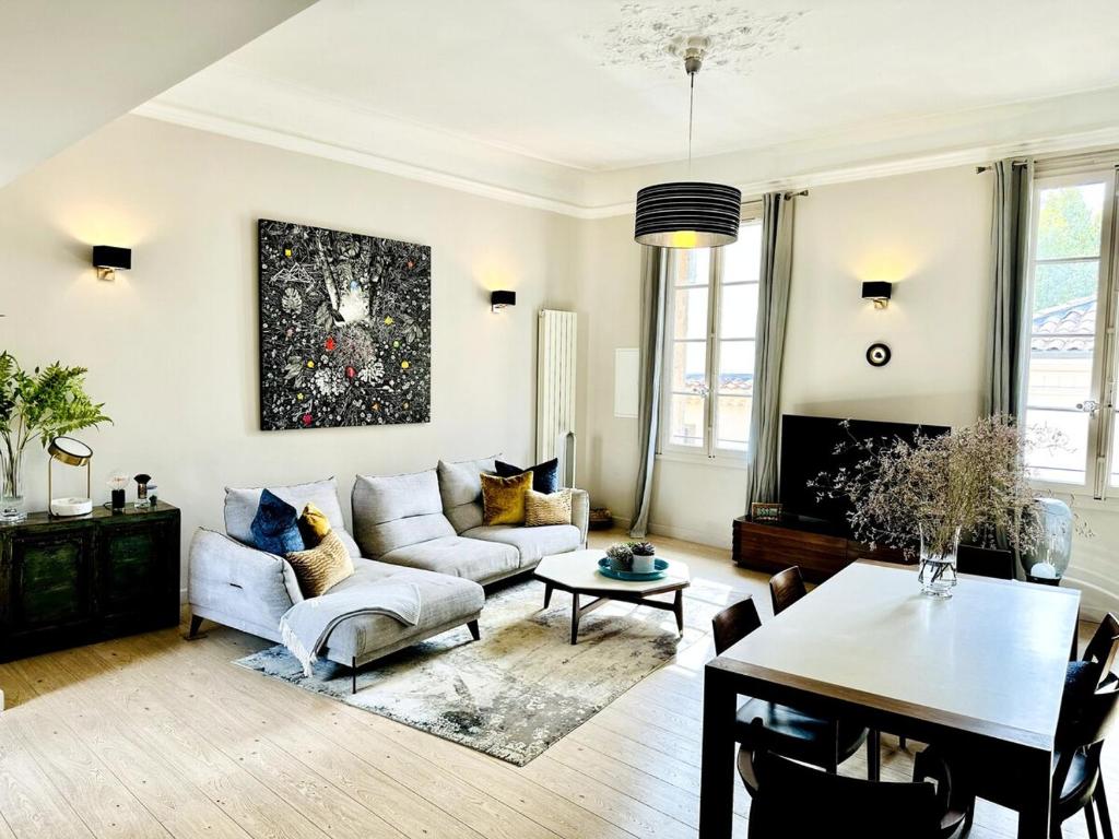 Aix flat in historic center, 17th century building - 2